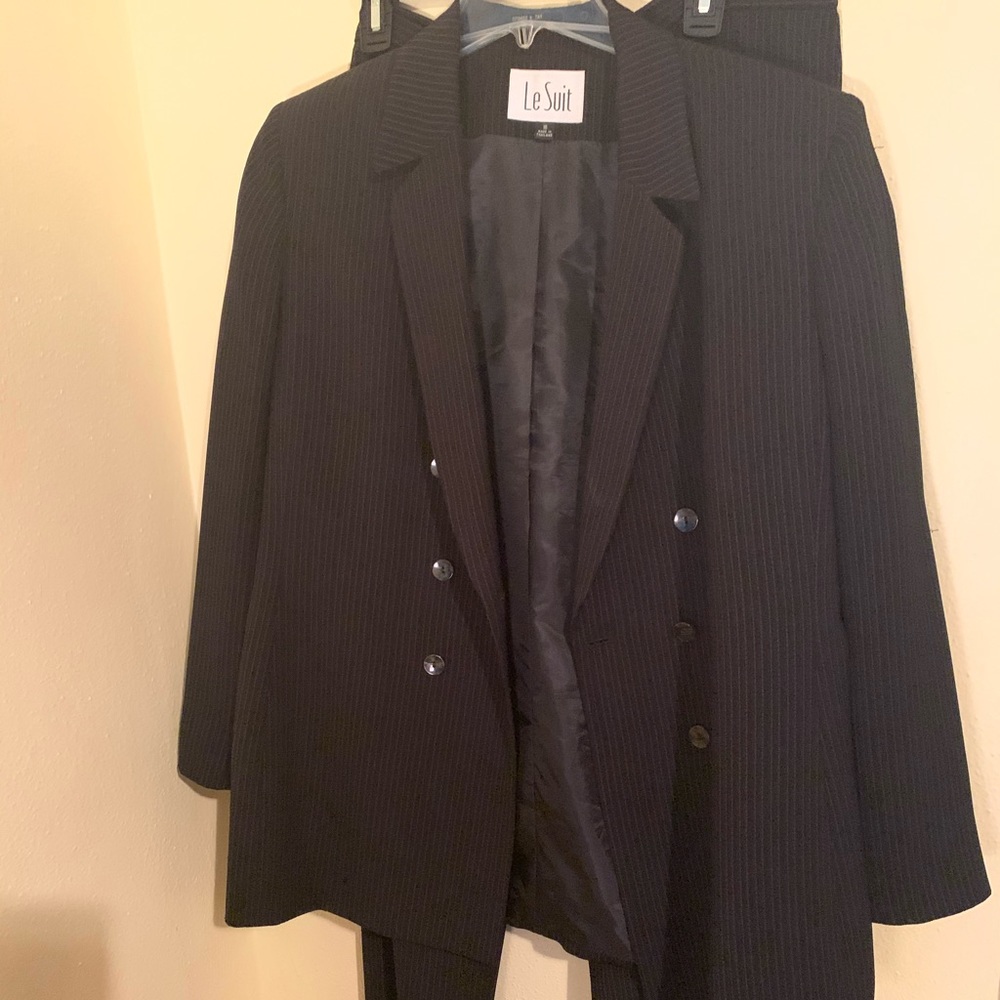 Le suit